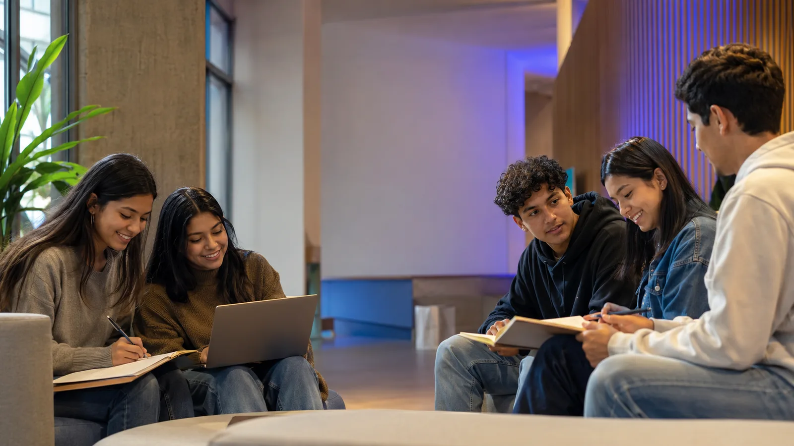 Comunidad de estudiantes de IIDEA acompañados en su formación