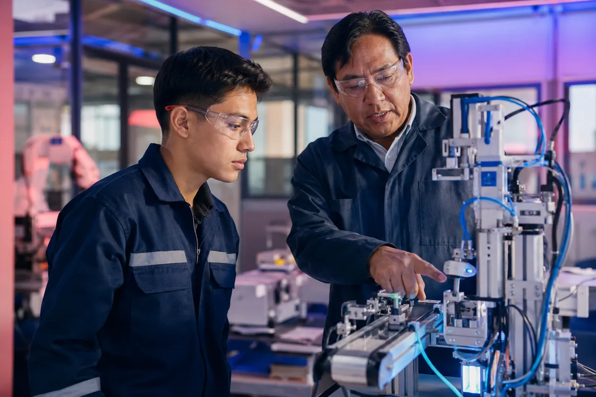 Un profesional guía a un estudiante de IIDEA en un entorno laboral real