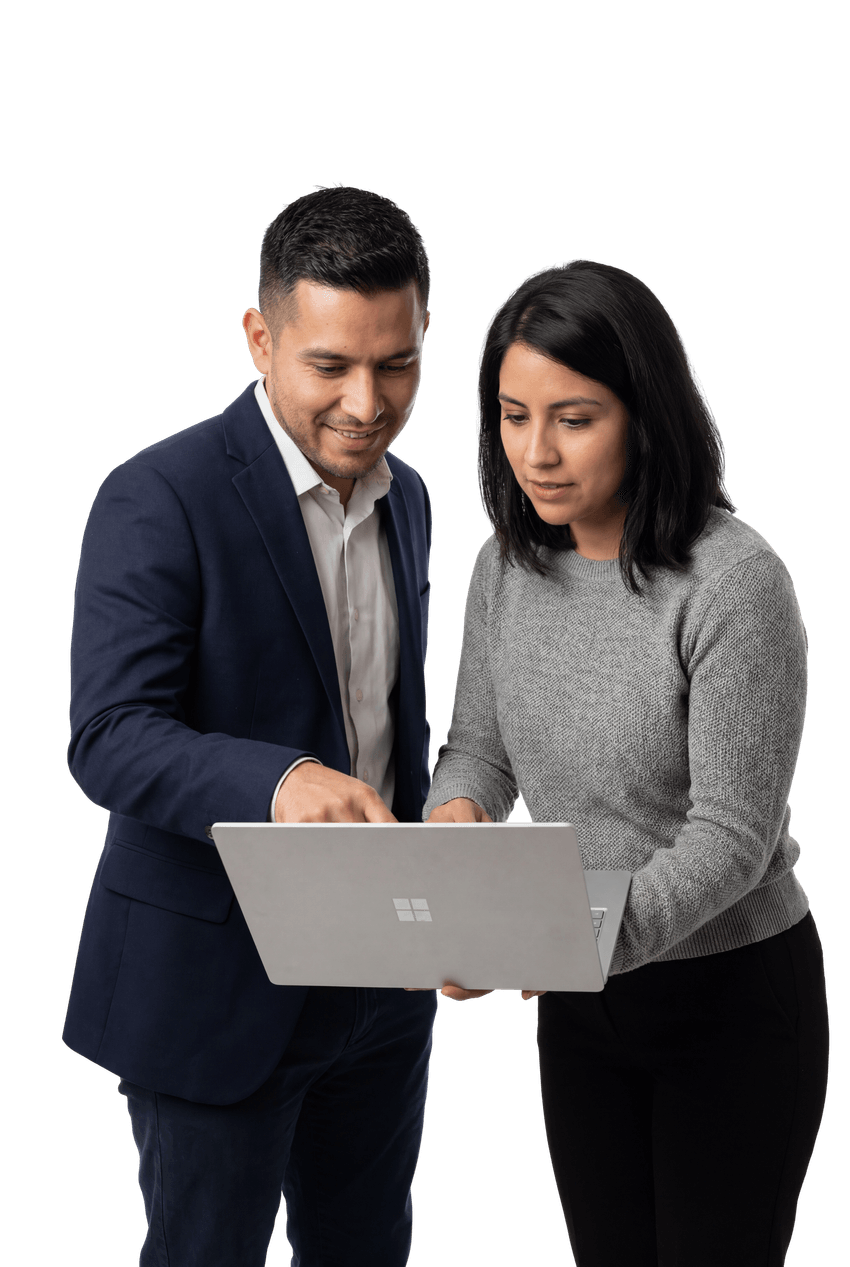 Equipo de desarrollo web frente a un laptop